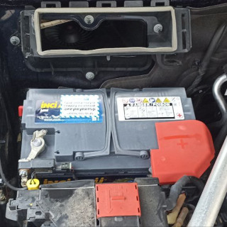 Замена аккумулятора на Mercedes-Benz C-klasse IV (W205) 2014 - 2018 180 1.6 (156 л.с.) Замена аккумулятора на Mercedes-Benz C-klasse IV (W205) 2014 - 2018 180 1.6 (156 л.с.)